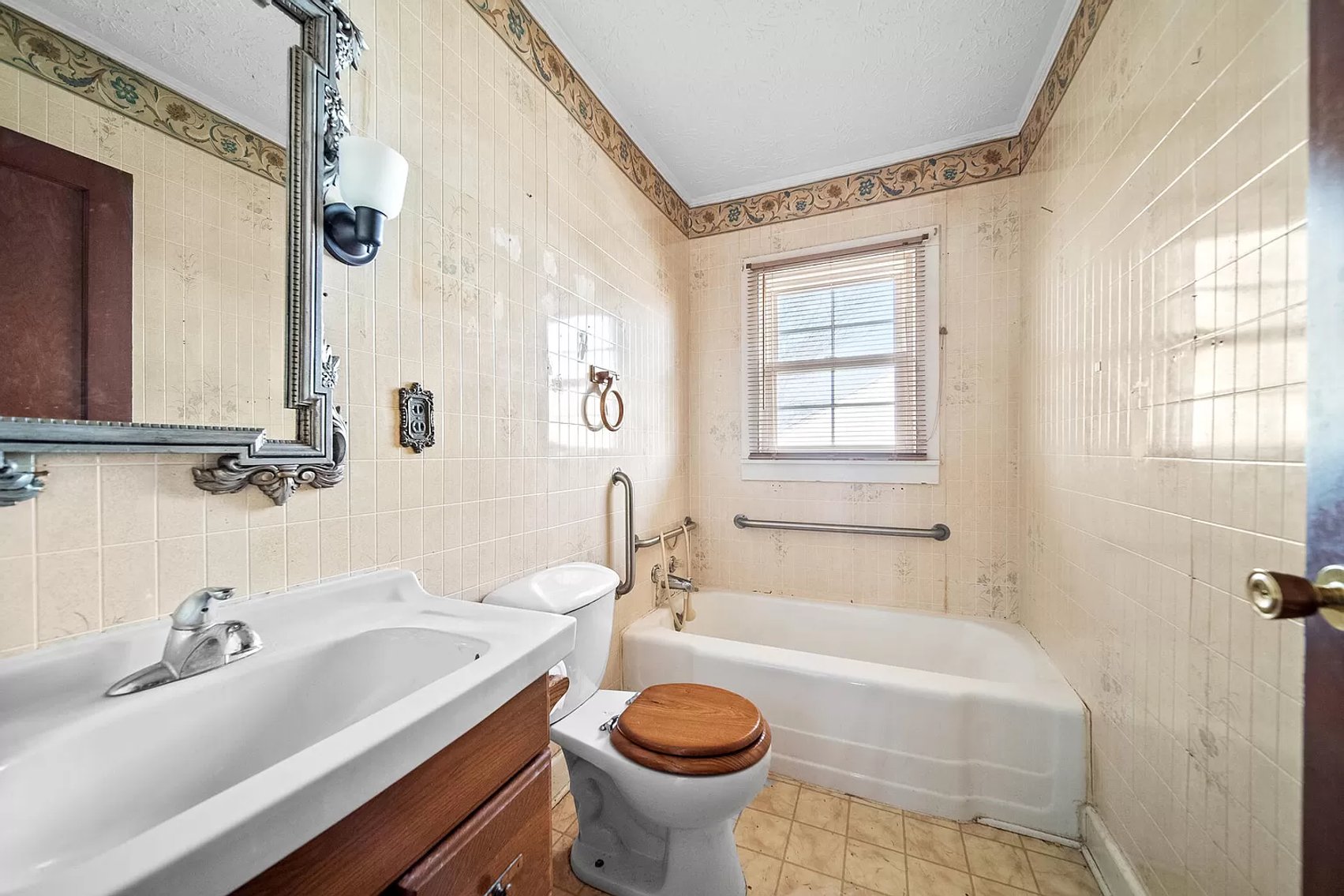 Image for ABSOLUTE REAL ESTATE AUCTION - THURSDAY APRIL 4TH AT 9AM