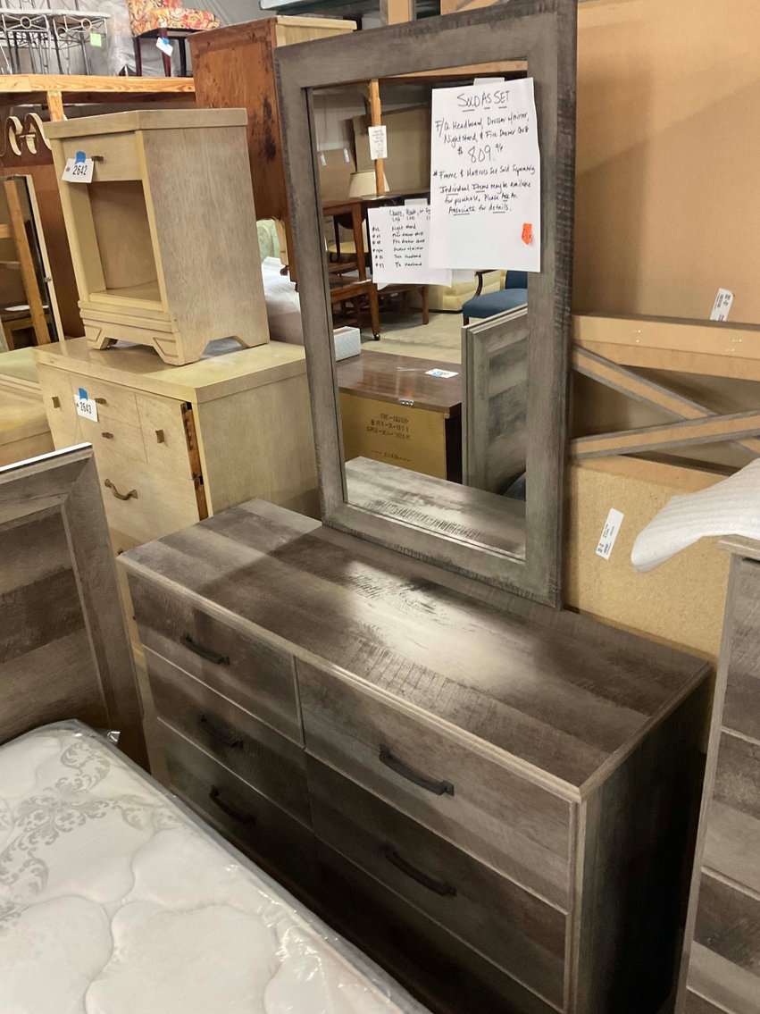 Image for New and Nearly New Thrift Shop Retirement Auction Events - LIVE AUCTION