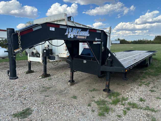 Image for 2015 ROAD BOSS / DIAMOND C Fleetneck 8x32 Dual Axle Gooseneck Equipment Trailer - Mo: FMAX210L32X102