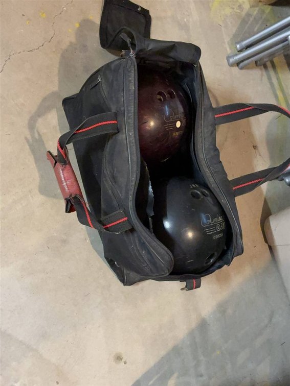 Columbia 300 Bowling Balls With Carrying Bag