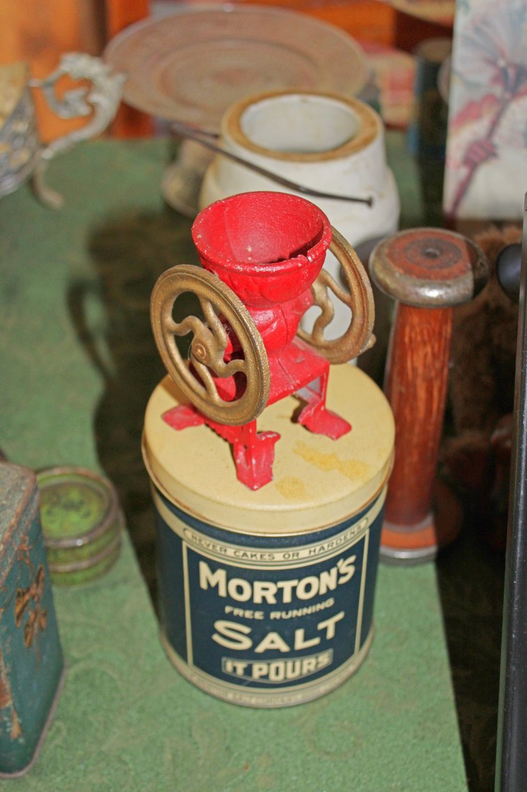 Image for ANTIQUE COLLECTOR'S LIVING ESTATE AUCTION