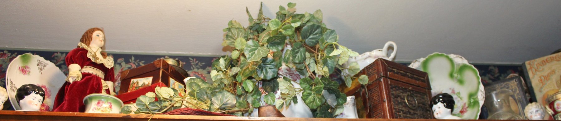 Image for ANTIQUE COLLECTOR'S LIVING ESTATE AUCTION