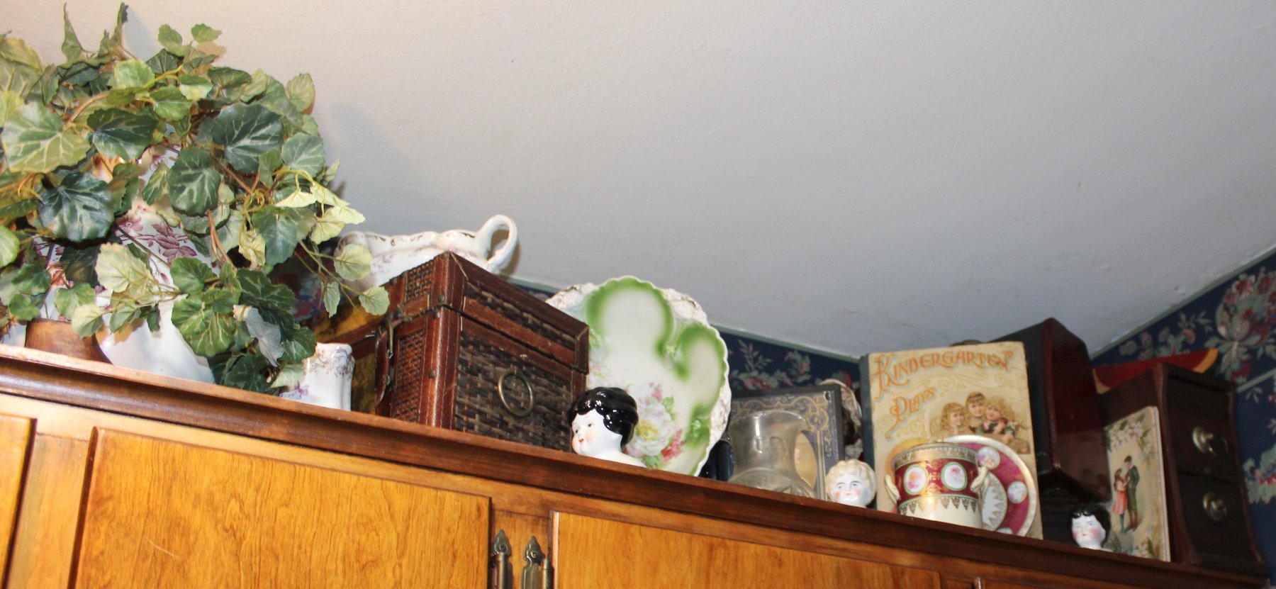 Image for ANTIQUE COLLECTOR'S LIVING ESTATE AUCTION