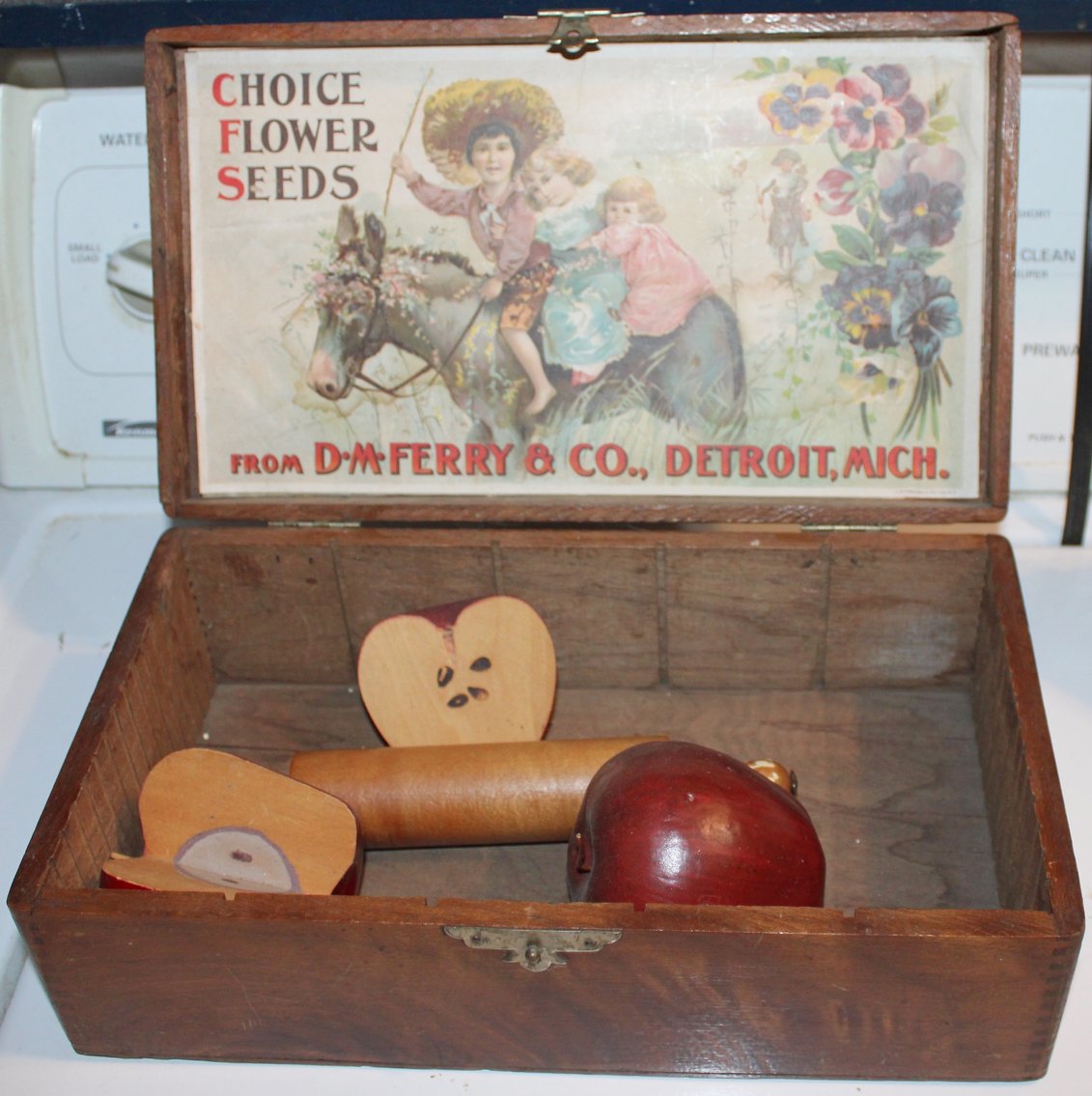 Image for ANTIQUE COLLECTOR'S LIVING ESTATE AUCTION