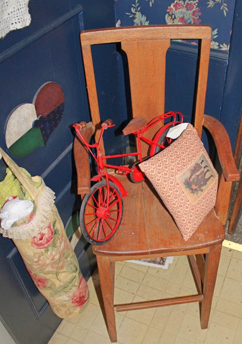 Image for ANTIQUE COLLECTOR'S LIVING ESTATE AUCTION