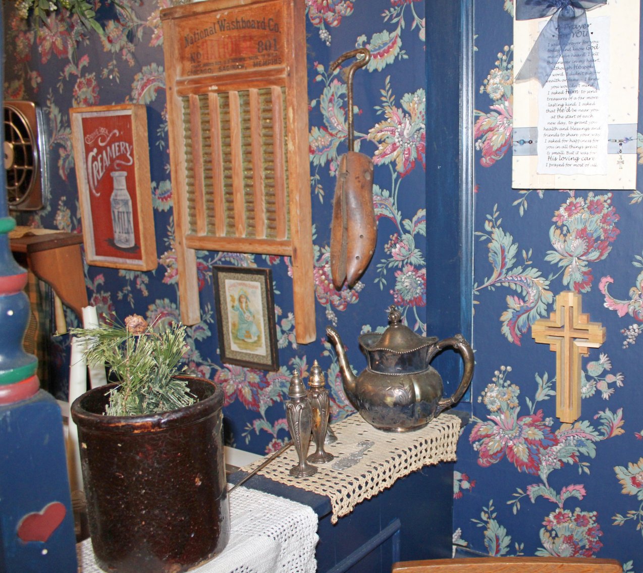 Image for ANTIQUE COLLECTOR'S LIVING ESTATE AUCTION