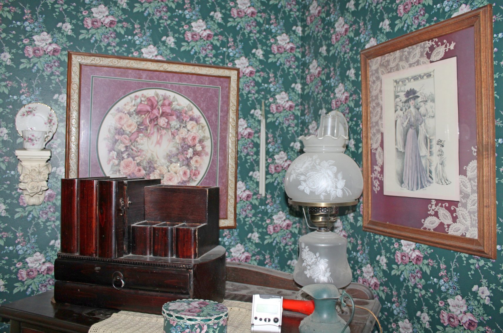 Image for ANTIQUE COLLECTOR'S LIVING ESTATE AUCTION