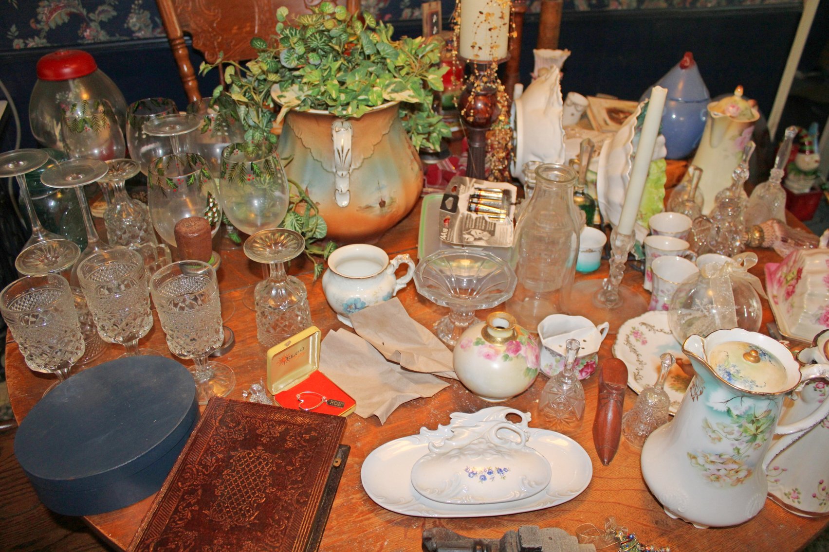 Image for ANTIQUE COLLECTOR'S LIVING ESTATE AUCTION