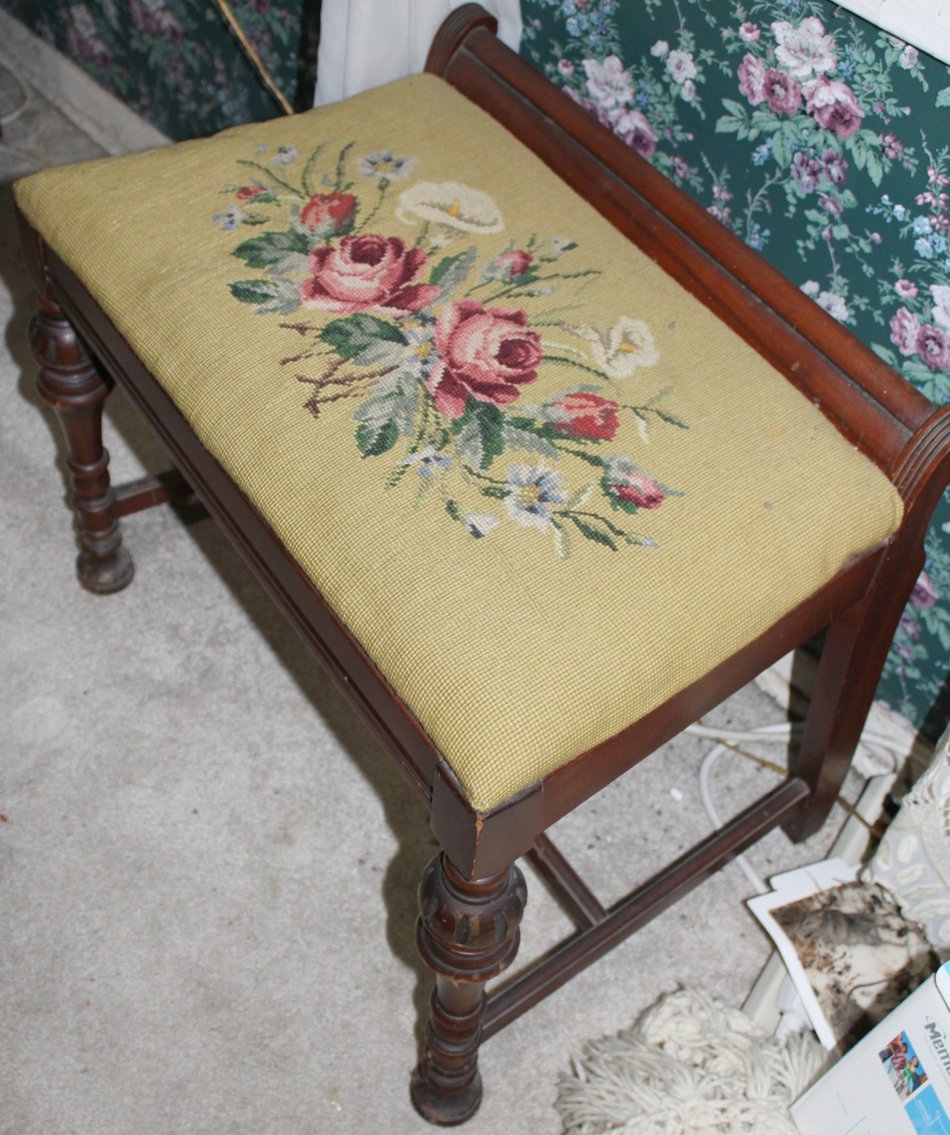 Image for ANTIQUE COLLECTOR'S LIVING ESTATE AUCTION