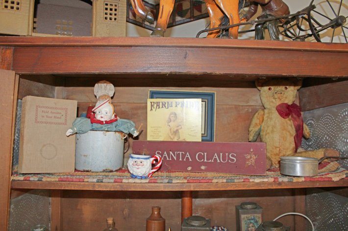 Image for ANTIQUE COLLECTOR'S LIVING ESTATE AUCTION