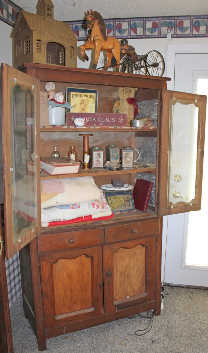 Image for ANTIQUE COLLECTOR'S LIVING ESTATE AUCTION