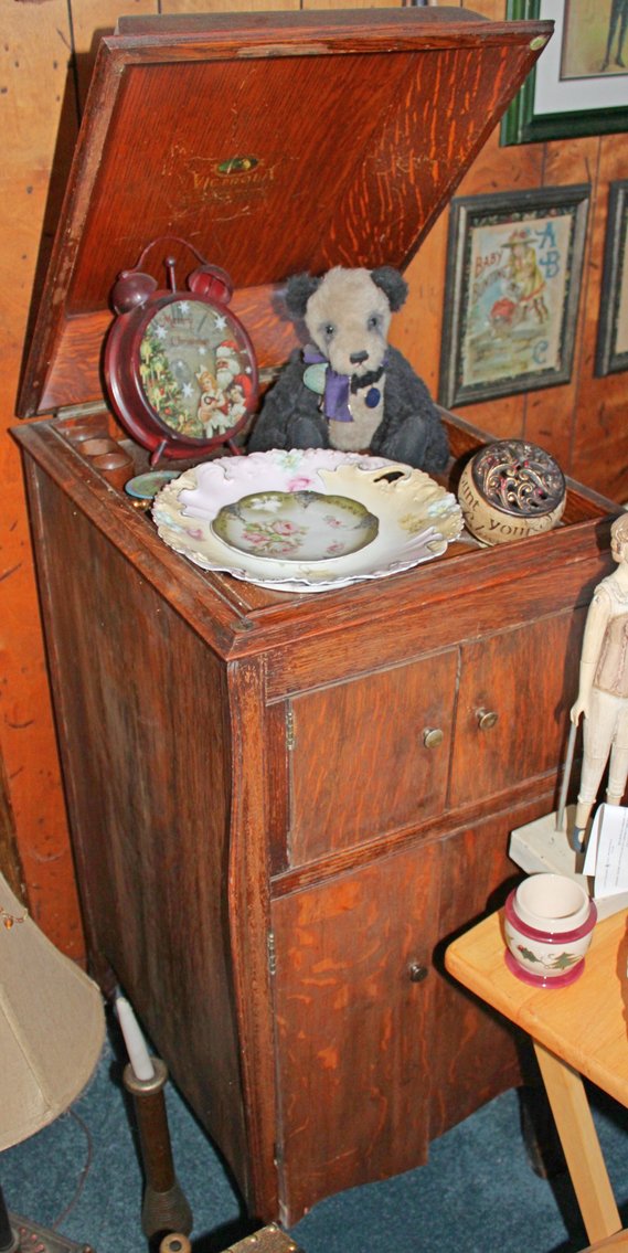 Image for ANTIQUE COLLECTOR'S LIVING ESTATE AUCTION