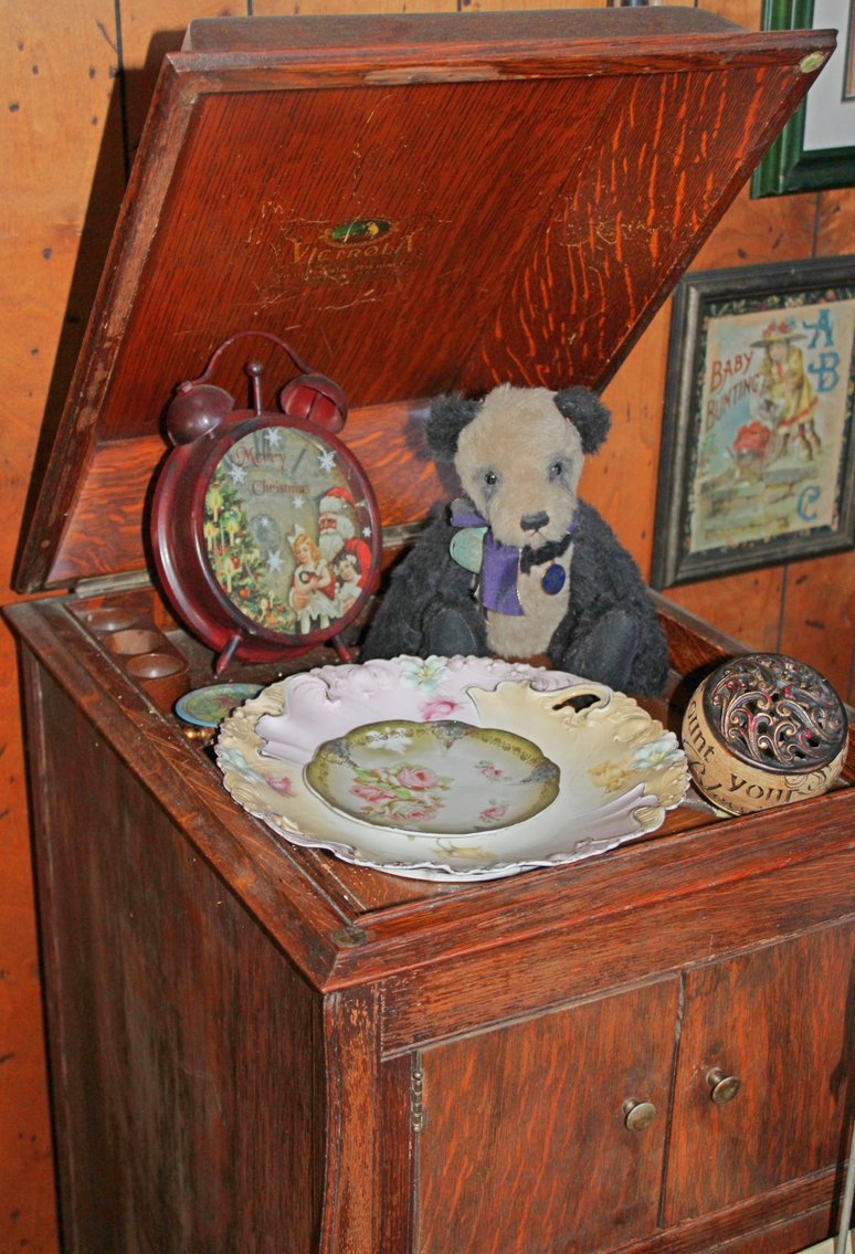 Image for ANTIQUE COLLECTOR'S LIVING ESTATE AUCTION