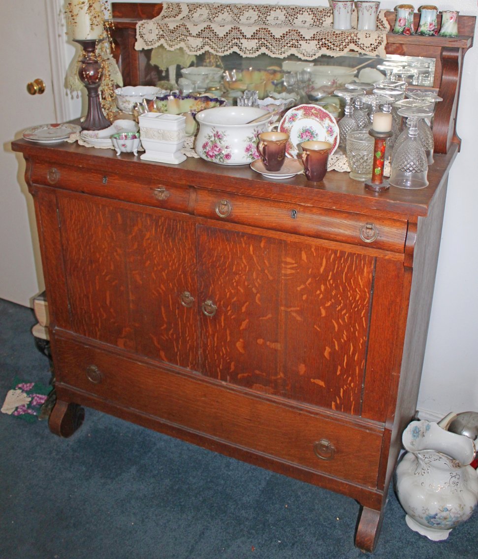 Image for ANTIQUE COLLECTOR'S LIVING ESTATE AUCTION