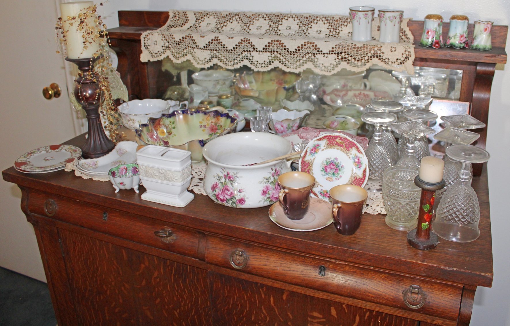 Image for ANTIQUE COLLECTOR'S LIVING ESTATE AUCTION