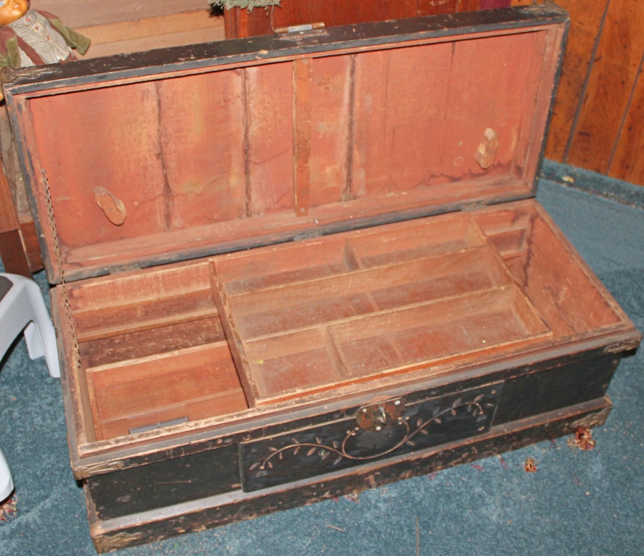 Image for ANTIQUE COLLECTOR'S LIVING ESTATE AUCTION