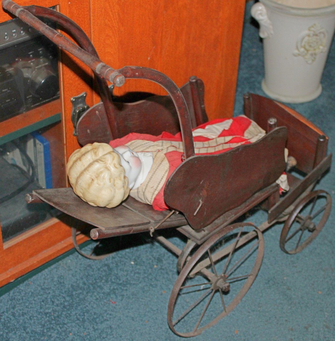 Image for ANTIQUE COLLECTOR'S LIVING ESTATE AUCTION