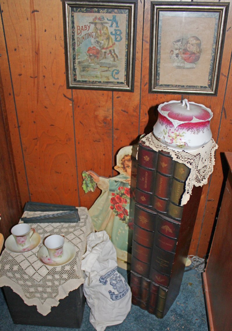 Image for ANTIQUE COLLECTOR'S LIVING ESTATE AUCTION