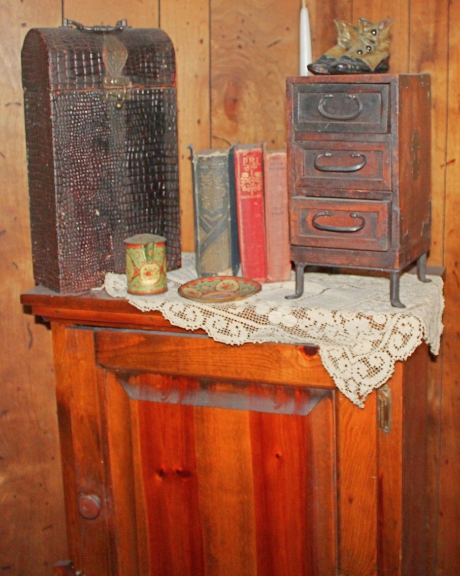 Image for ANTIQUE COLLECTOR'S LIVING ESTATE AUCTION