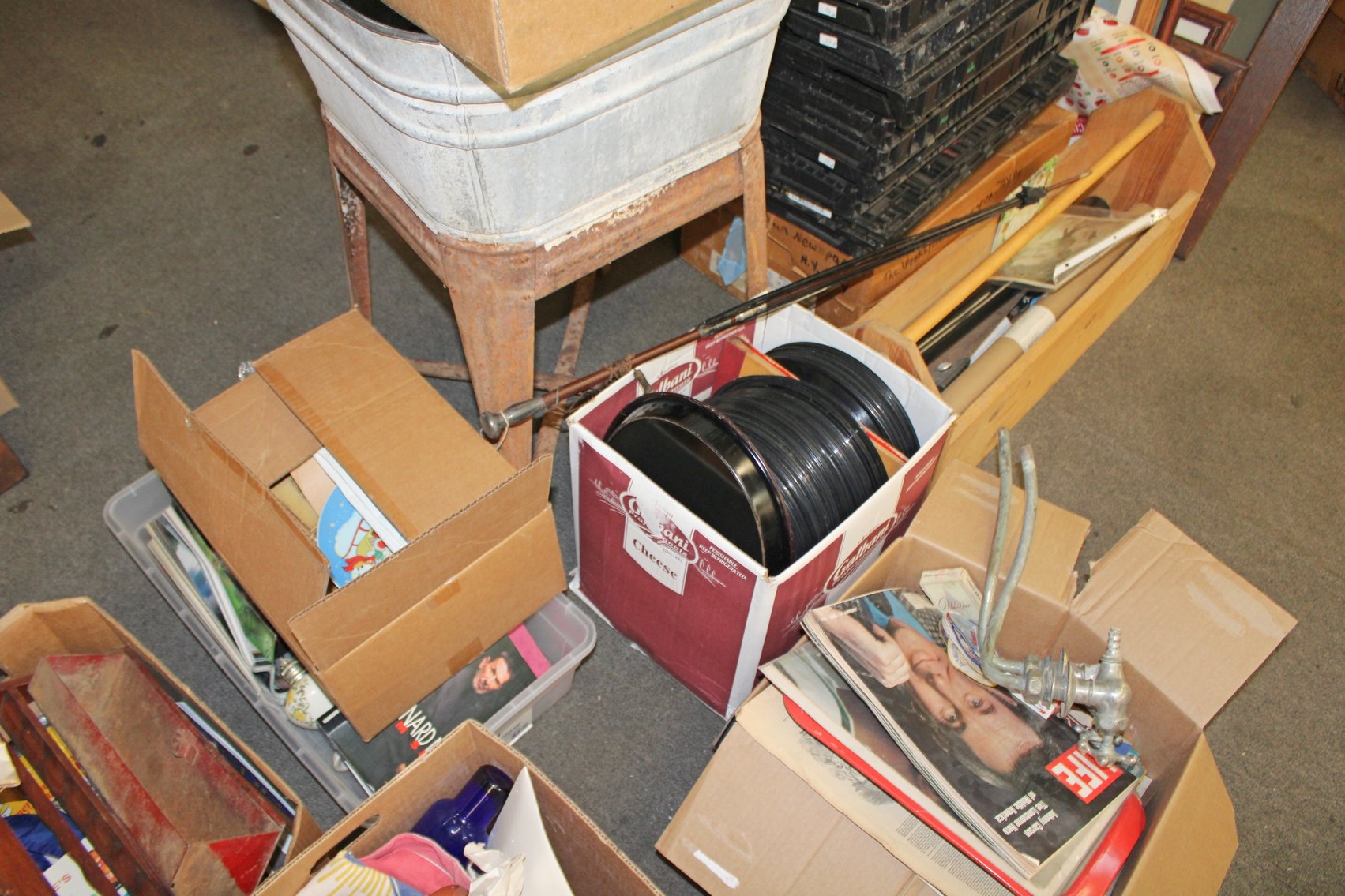 Image for ANTIQUE COLLECTOR'S AUCTION