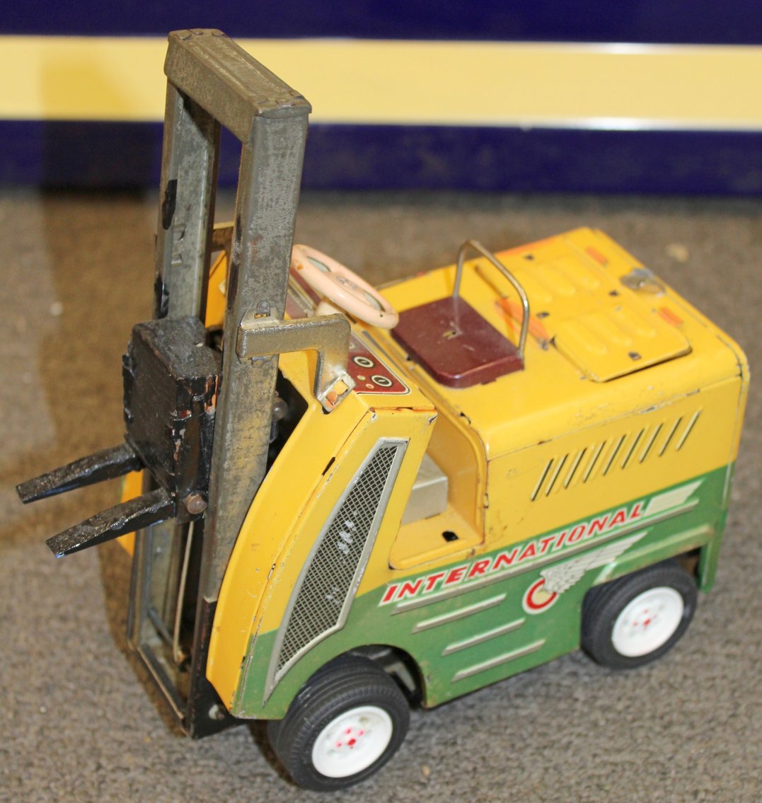 Image for ANTIQUE COLLECTOR'S AUCTION