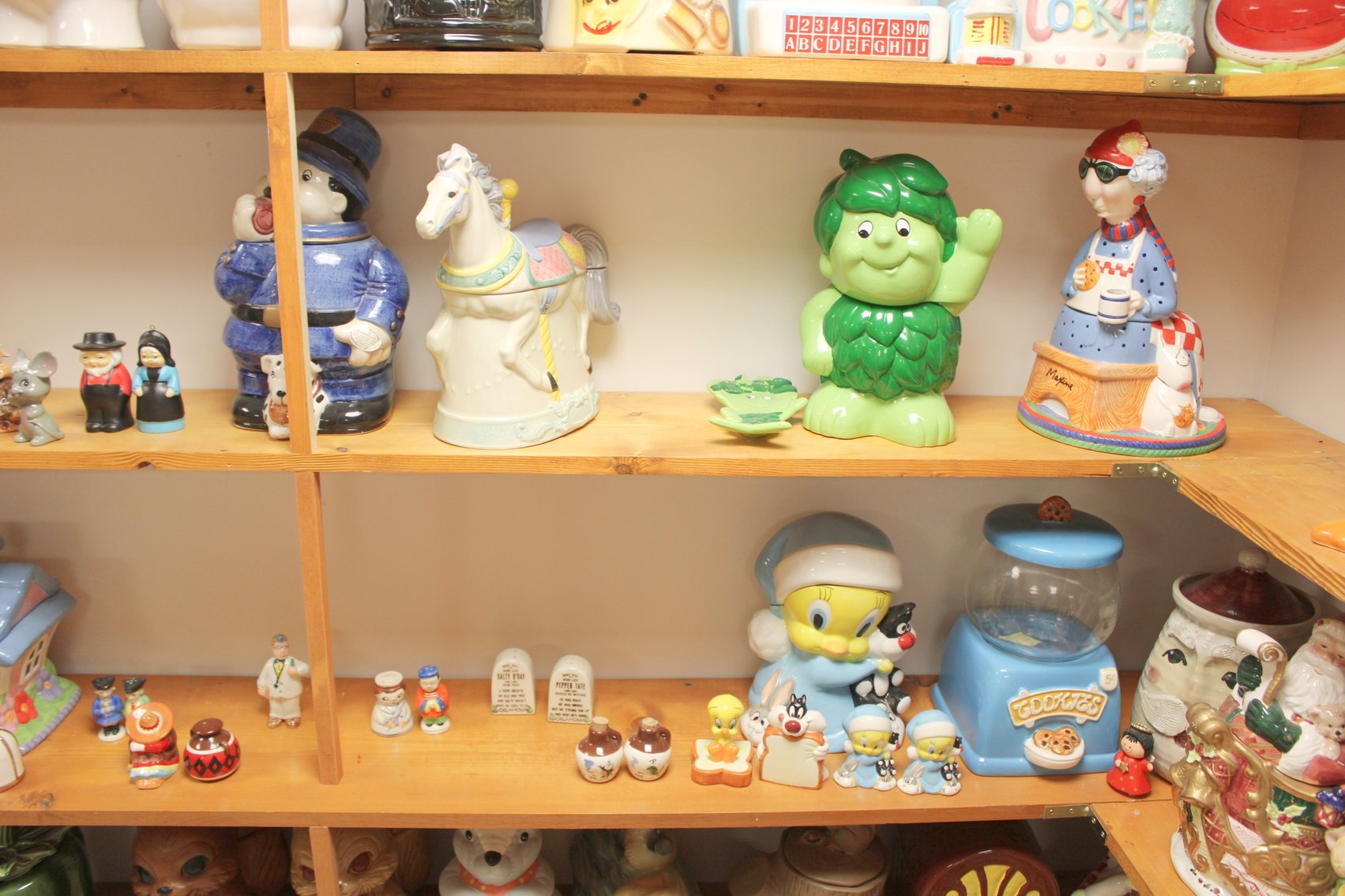 Image for COLOSSAL LIFETIME COOKIE JAR COLLECTION AUCTION