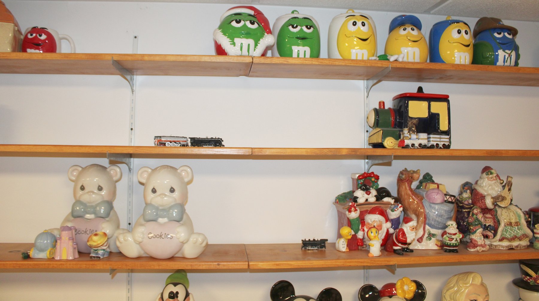 Image for COLOSSAL LIFETIME COOKIE JAR COLLECTION AUCTION