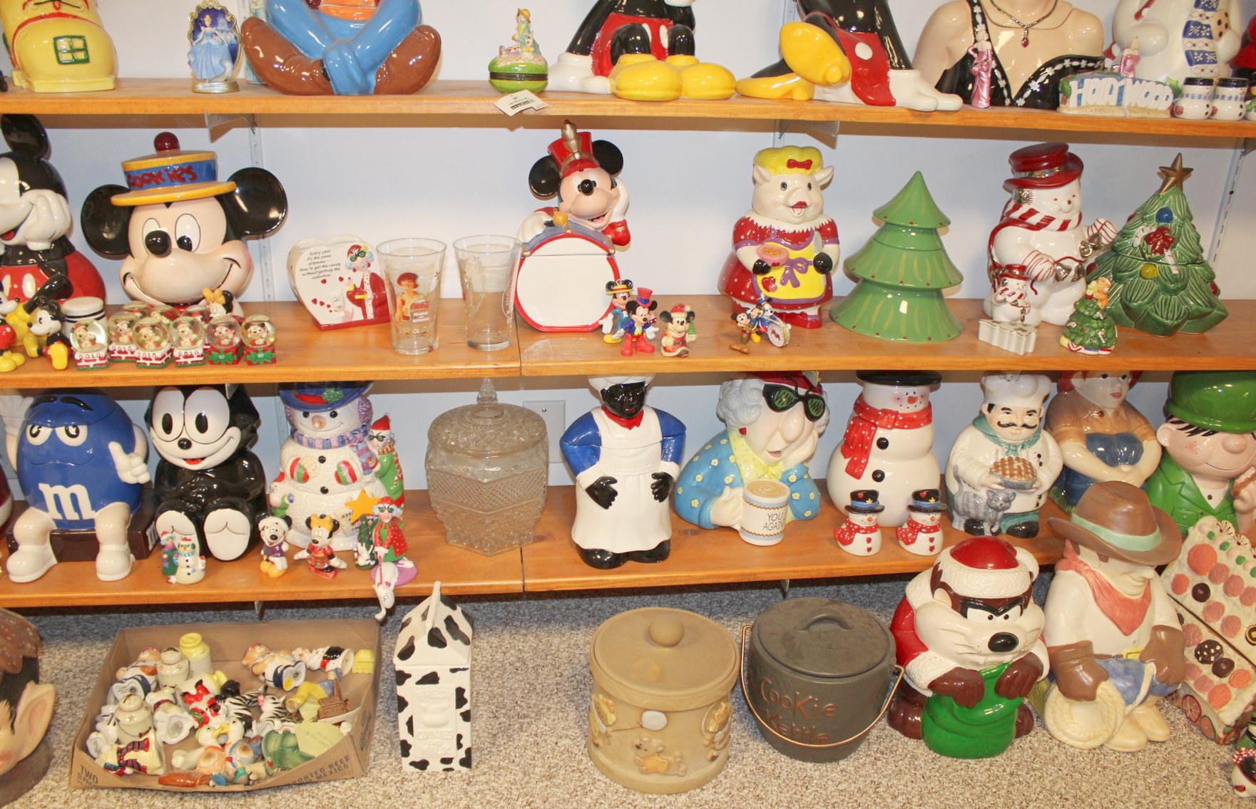 Image for COLOSSAL LIFETIME COOKIE JAR COLLECTION AUCTION