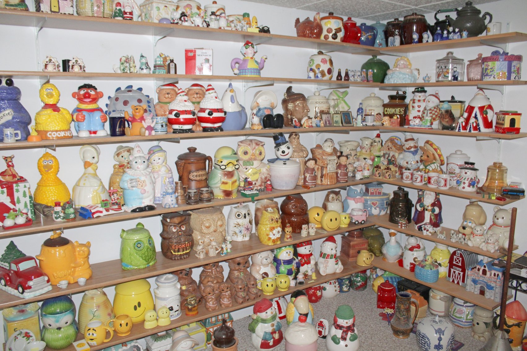 Image for COLOSSAL LIFETIME COOKIE JAR COLLECTION AUCTION
