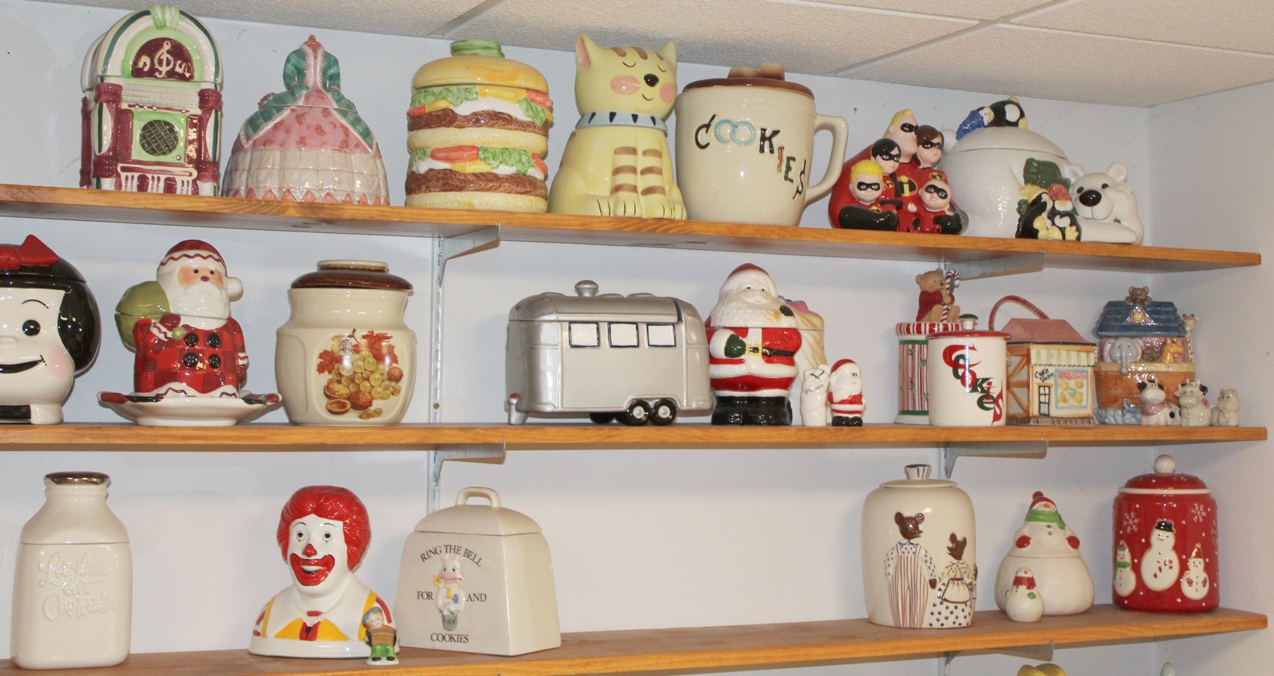 Image for COLOSSAL LIFETIME COOKIE JAR COLLECTION AUCTION