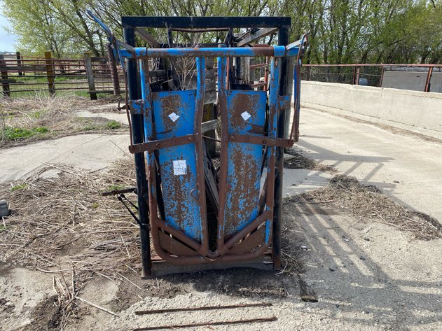 Image for CATTLE CHUTE WITH HEAD GATE