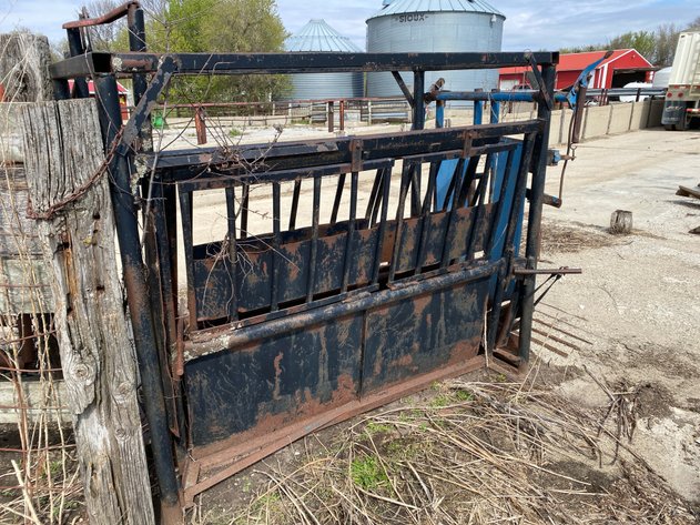 Image for CATTLE CHUTE WITH HEAD GATE
