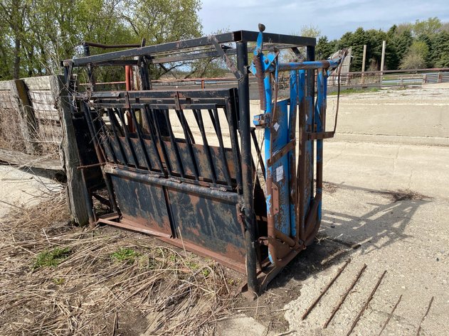 Image for CATTLE CHUTE WITH HEAD GATE
