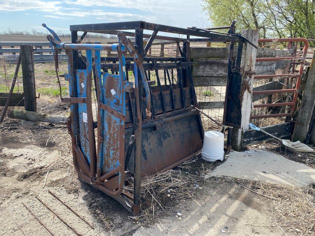Image for CATTLE CHUTE WITH HEAD GATE