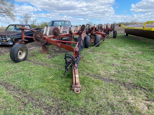 Image for IH 800 9 BOTTOMS ON LAND PLOW PULL TYPE AUTO RESET COULTERS