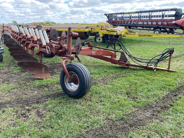 Image for IH 800 9 BOTTOMS ON LAND PLOW PULL TYPE AUTO RESET COULTERS