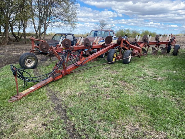 Image for IH 800 9 BOTTOMS ON LAND PLOW PULL TYPE AUTO RESET COULTERS