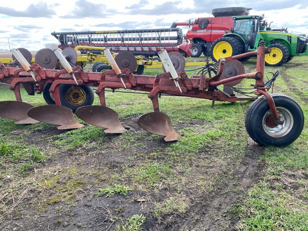 Image for IH 800 9 BOTTOMS ON LAND PLOW PULL TYPE AUTO RESET COULTERS