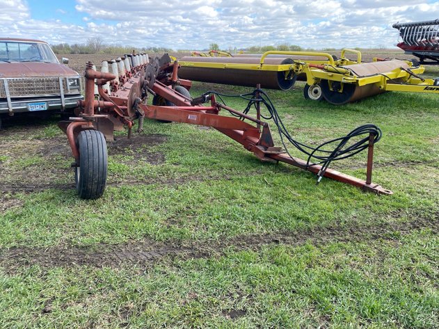 Image for IH 800 9 BOTTOMS ON LAND PLOW PULL TYPE AUTO RESET COULTERS