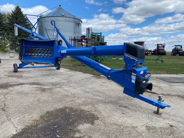 Image for 2011 BRANDT 1370 SWING HOPPER AUGER