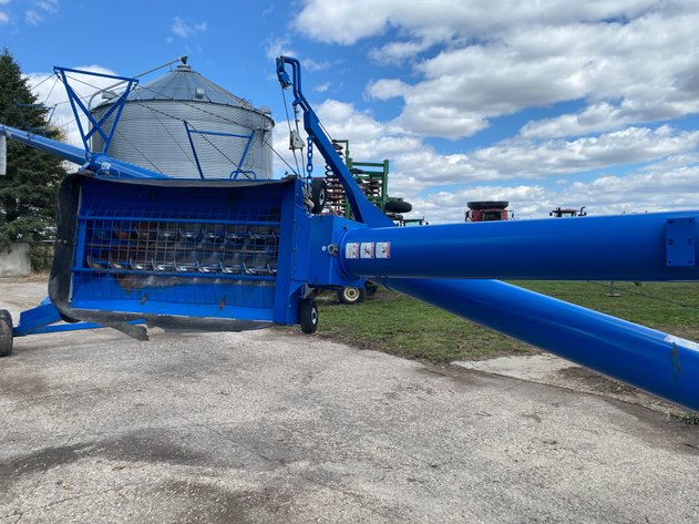 Image for 2011 BRANDT 1370 SWING HOPPER AUGER