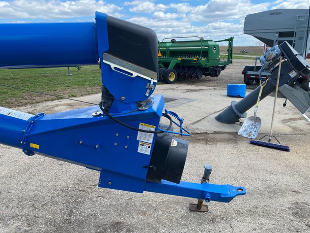Image for 2011 BRANDT 1370 SWING HOPPER AUGER