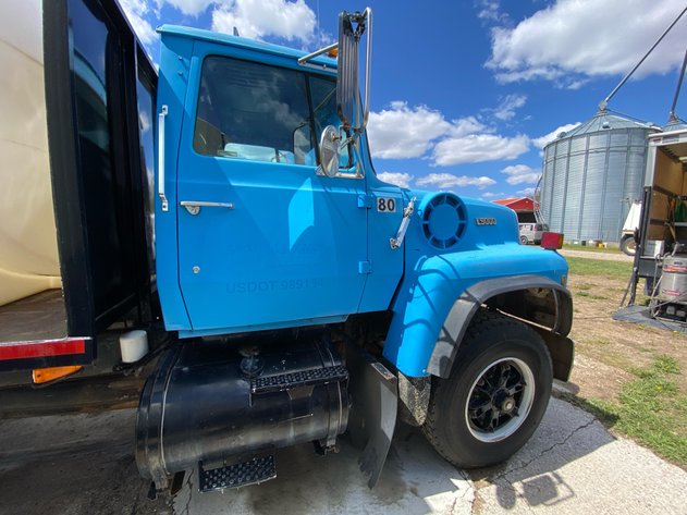 Image for 1988 FORD L9000 FLAT BED TRUCK