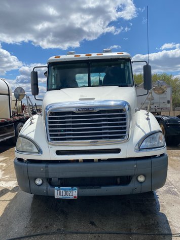 Image for 2007 FREIGHTLINER COLUMBIA DAY CAB SEMI TRUCK