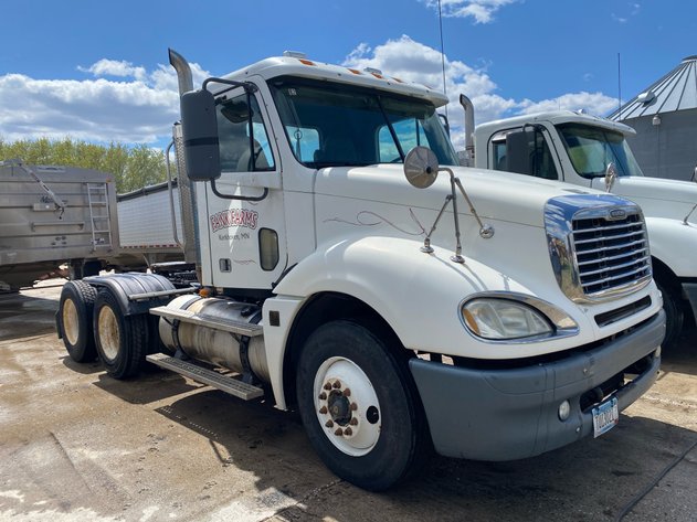 Image for 2007 FREIGHTLINER COLUMBIA DAY CAB SEMI TRUCK