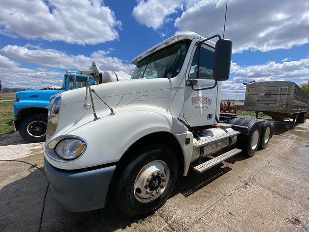 Image for 2007 FREIGHTLINER COLUMBIA DAY CAB SEMI TRUCK