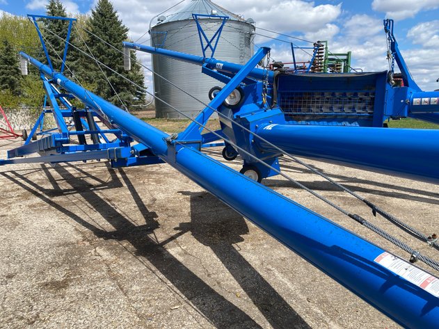Image for 2015 BRANDT 1080 SWING HOPPER AUGER