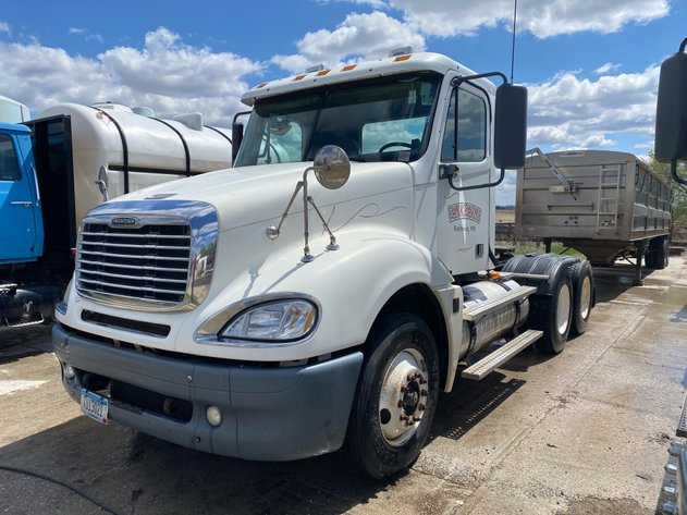 Image for 2007 FREIGHTLINER COLUMBIA DAY CAB SEMI TRUCK