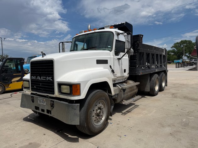 Image for Eastern Nebraska's Late Model Truck, Trailer, Construction & Farm Equipment No Reserve LIVE Auction