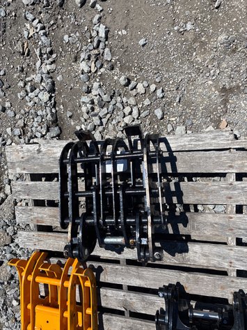 Image for E2. Excavator log Grapple